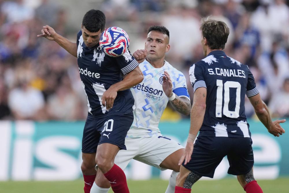 为国出战14次打进1球，尹鸿博获得印有19号的国足纪念球衣