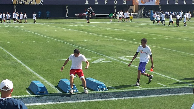 斯卡洛尼戴白手套递交世界杯，因凡蒂诺为仪式错误公开道歉